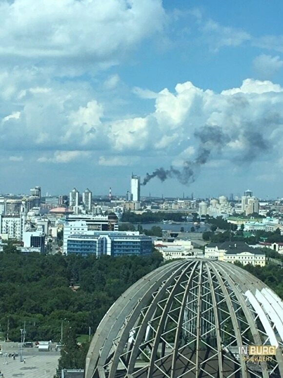 Екатеринбуржцы приняли дым из трубы за пожар в долгострое