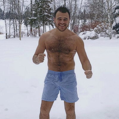 Эмин Агаларов чуть не утонул во время катания на снегоходе (Видео)