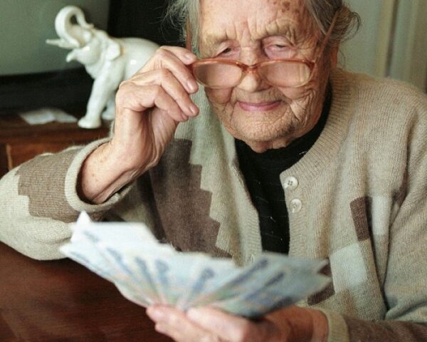 Есть 80? – Есть «+ 350»!: Пожилые пенсионеры получили дополнительную прибавку к пенсии