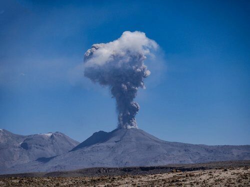 Камчатский вулкан Безымянный начал извержение