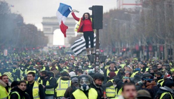 Количество протестующих в акции „жёлтых жилетов“ во Франции превысило 69 тысяч человек