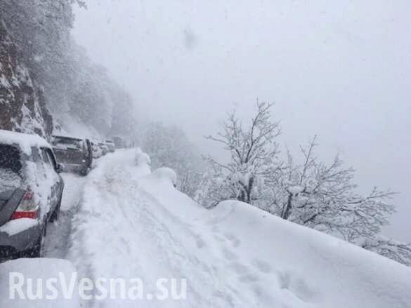 Крым: сотни человек провели ночь в снежном плену на вершине Ай-Петри