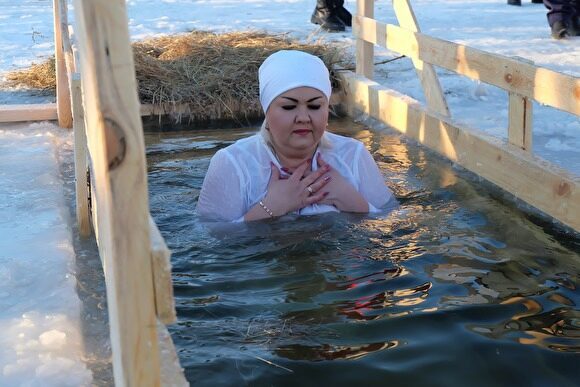 Курганцы под охраной полиции, МЧС и казаков купаются в крещенских купелях
