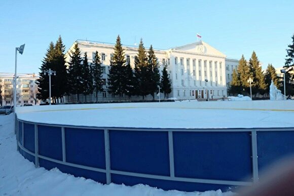 Лед залит, но поле не чищено: каток у здания правительства Зауралья еще не начал работать
