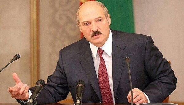Лукашенко ответил на обвинения о заправке украинских танков