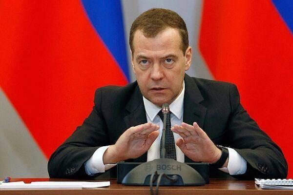 Медведев следит за ценами на бензин