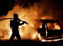 Ночью в Екатеринбурге на улице Краснолесья сгорела Toyota RAV4