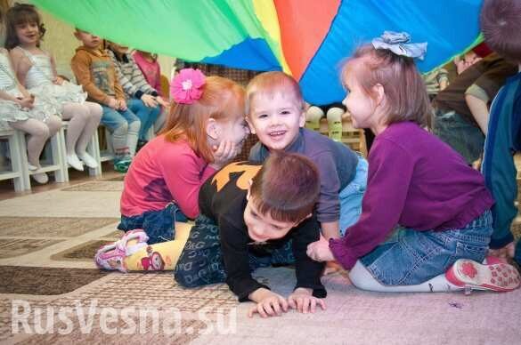 Новый год кончился, а чудеса нет: военные ДНР устроили праздник для детей из прифронтового района (ВИДЕО)