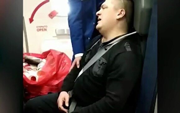 Опубликовано видео, как бортпроводники рейса Петербург–Анталья усмиряют пьяного пассажира