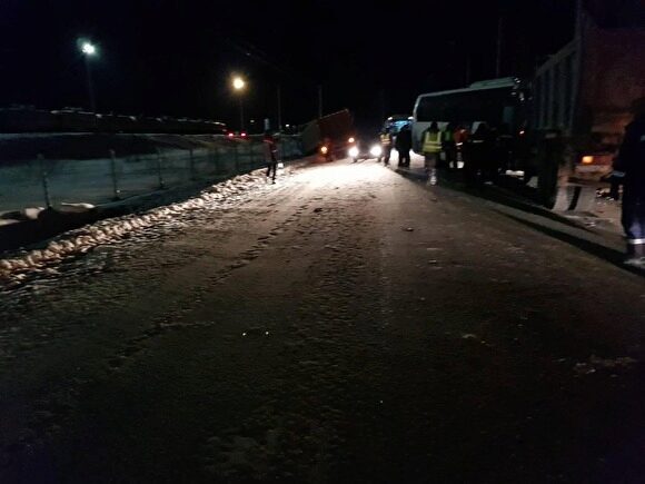 Под Тобольском столкнулись автобус и грузовик, 13 человек пострадали