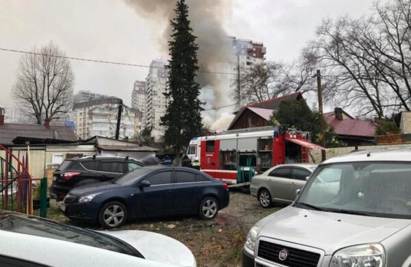 Сильный пожар в Новороссийске: загорелась крыша многоквартирного дома, эвакуированы люди
