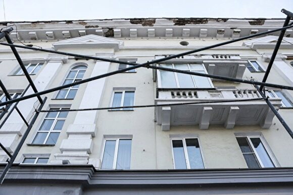 Снесут карниз и балконы. В центре Челябинска начался ремонт аварийного дома