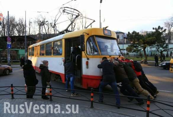 Украинское развлечение: в Одессе пассажиры толкали трамвай (ФОТО)
