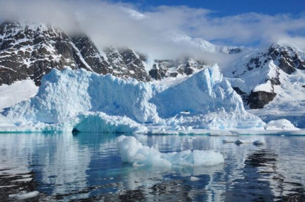 В Антарктиде найдена загадочная аномалия в виде странного следа на снегу