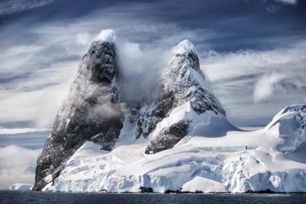 В Антарктиде найдены загадочные башни, ученых удивила «цепь»