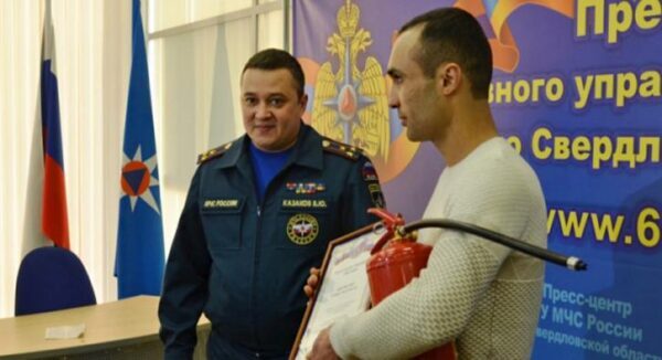 В Екатеринбурге мужчину, спасшего троих детей от пожара, наградили огнетушителем