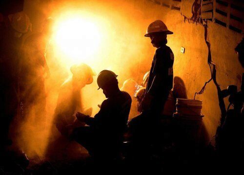 В Китае обвал в шахте заблокировал под землей десятки шахтеров