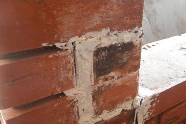 В Москве чиновники санкционировали ремонт кирпичной кладки с помощью алебастра