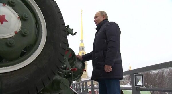 В Рождество Путина научили стрелять из пушки Петропавловской крепости