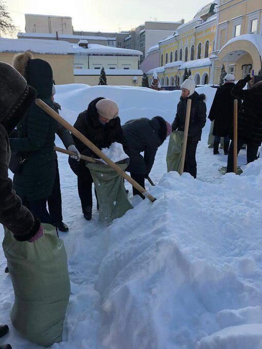 В Саратове уволили чиновницу, которая отправила учителей в мороз убирать снег
