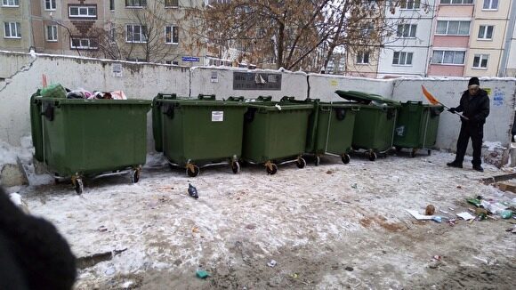 В Челябинске крупные торговые центры свалили мусор на площадки жилых домов