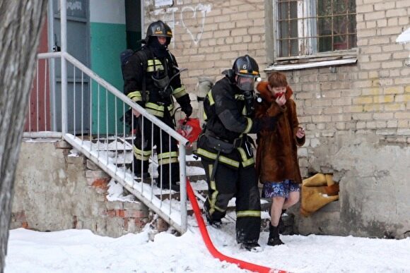 В Челябинске пожарные вывели из горящего общежития 21 жильца