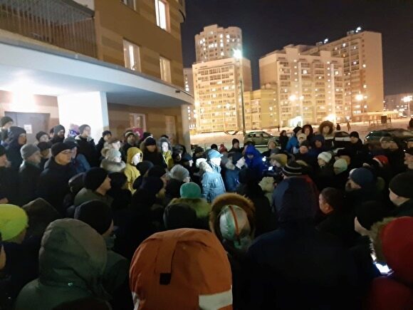 В Екатеринбурге 80 человек устроили митинг против платной парковки во дворе дома
