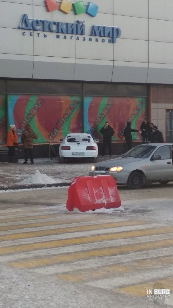 В Екатеринбурге автомобиль выкатился с парковки и врезался в ТРЦ «Карнавал»