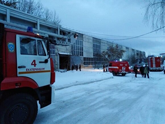 В Екатеринбурге из горящего цеха эвакуировались 30 рабочих
