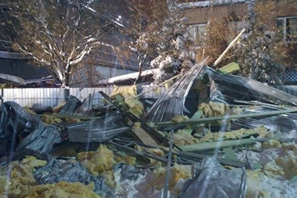 В Харькове обрушилась крыша торгового павильона, четыре человека пострадали