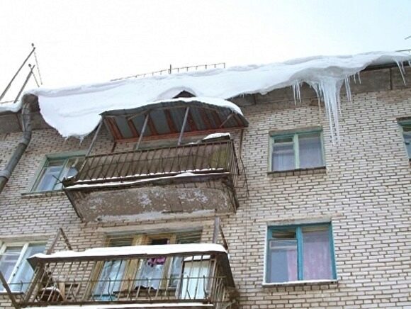 В Москве за день два человека погибли от падения снега и льда с крыш