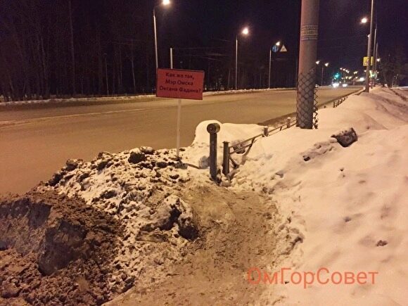 В Омске появились три билборда с требованием убрать снег. Власти назвали их фотошопом