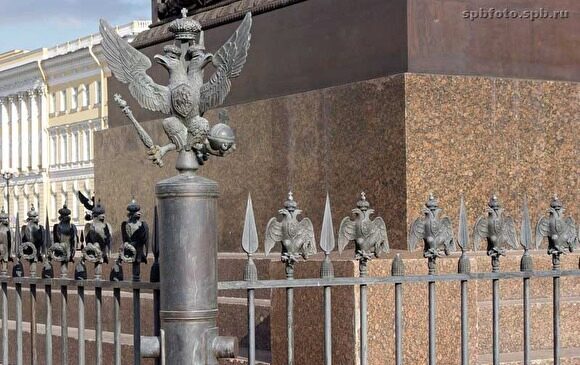В Петербурге с ограждения Александровской колонны исчез двуглавый орел