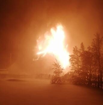 В Салехарде пожар оставил без электричества частный сектор