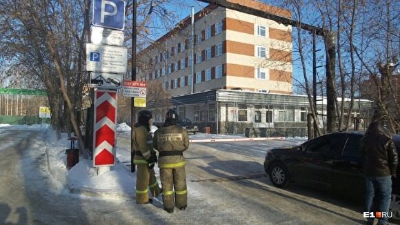 В Свердловской области проверяют сообщения о минировании больниц, общежития, ТРЦ