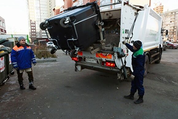В Волгограде жители приносят мусор к офису регоператора по вывозу отходов