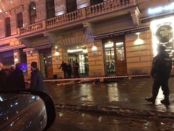 BMW врезался в толпу пешеходов в Петербурге: двое погибли, трое пострадали