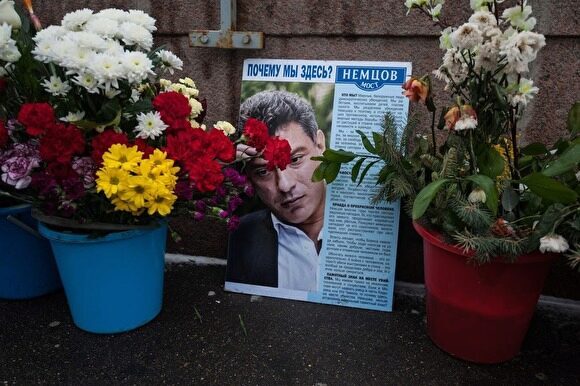 Десятки человек почтили память Немцова спустя четыре года на месте его убийства