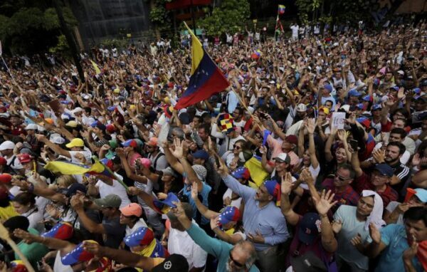 Гуайдо признал попытки оппозиции Венесуэлы наладить отношения с Москвой и Пекином