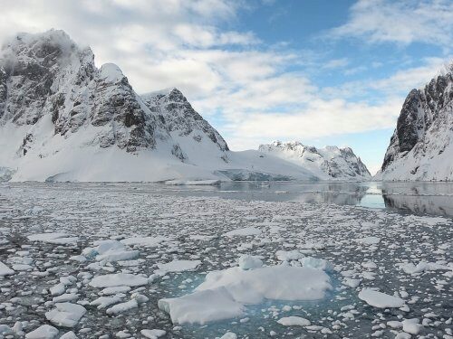 Исследователи обнаружили в Антарктиде загадочные объекты