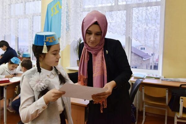 Крымские татары потребовали изъять учебник по истории Крыма из школ и библиотек