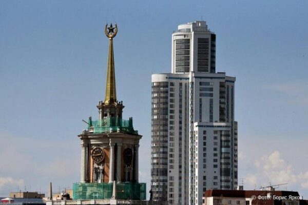 Куйвашев и Высокинский обсуждают улучшение жилищных условий и городской среды