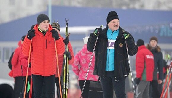 Лукашенко пообещал выдать белорусским биатлонисткам пулеметы