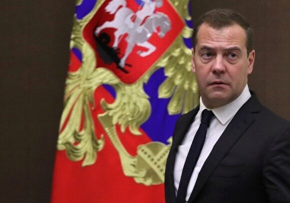 Медведев грозит «решить судьбу» Роспотребнадзора, если тот не займется качеством продуктов