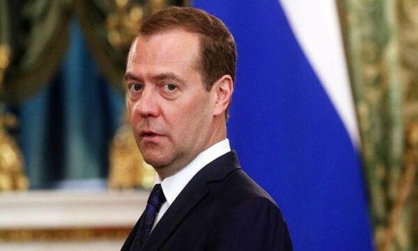 Медведев приказал ведомствам проработать вопрос о запрете клеток в залах судов