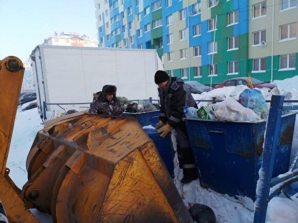 На Ямале из-за морозов мусор с площадок убирают вручную