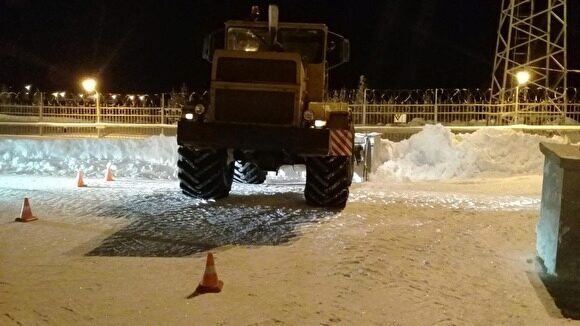 На Ямале водитель трактора при уборке снега наехал на пешехода