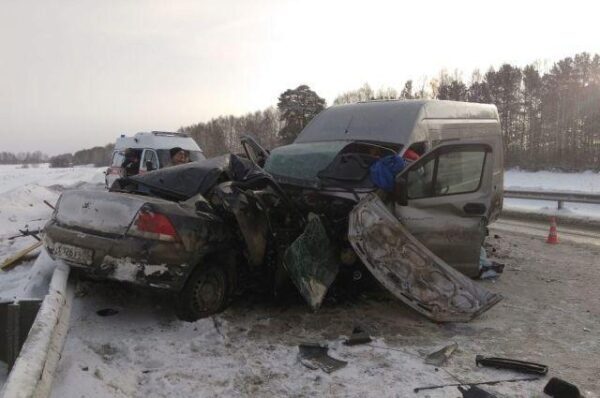 Один человек погиб и восемь пострадали в ДТП с участием микроавтобуса на Среднем Урале