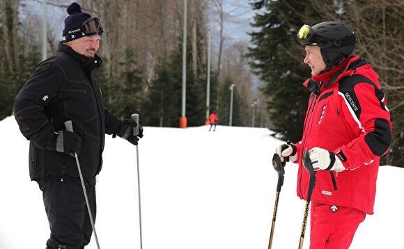 Опубликовано видео, как Путин и Лукашенко катаются на лыжах