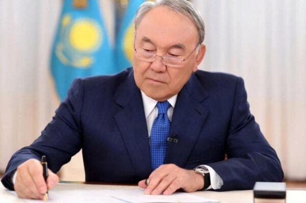 Президент Казахстана Нурсултан Назарбаев распустил правительство страны